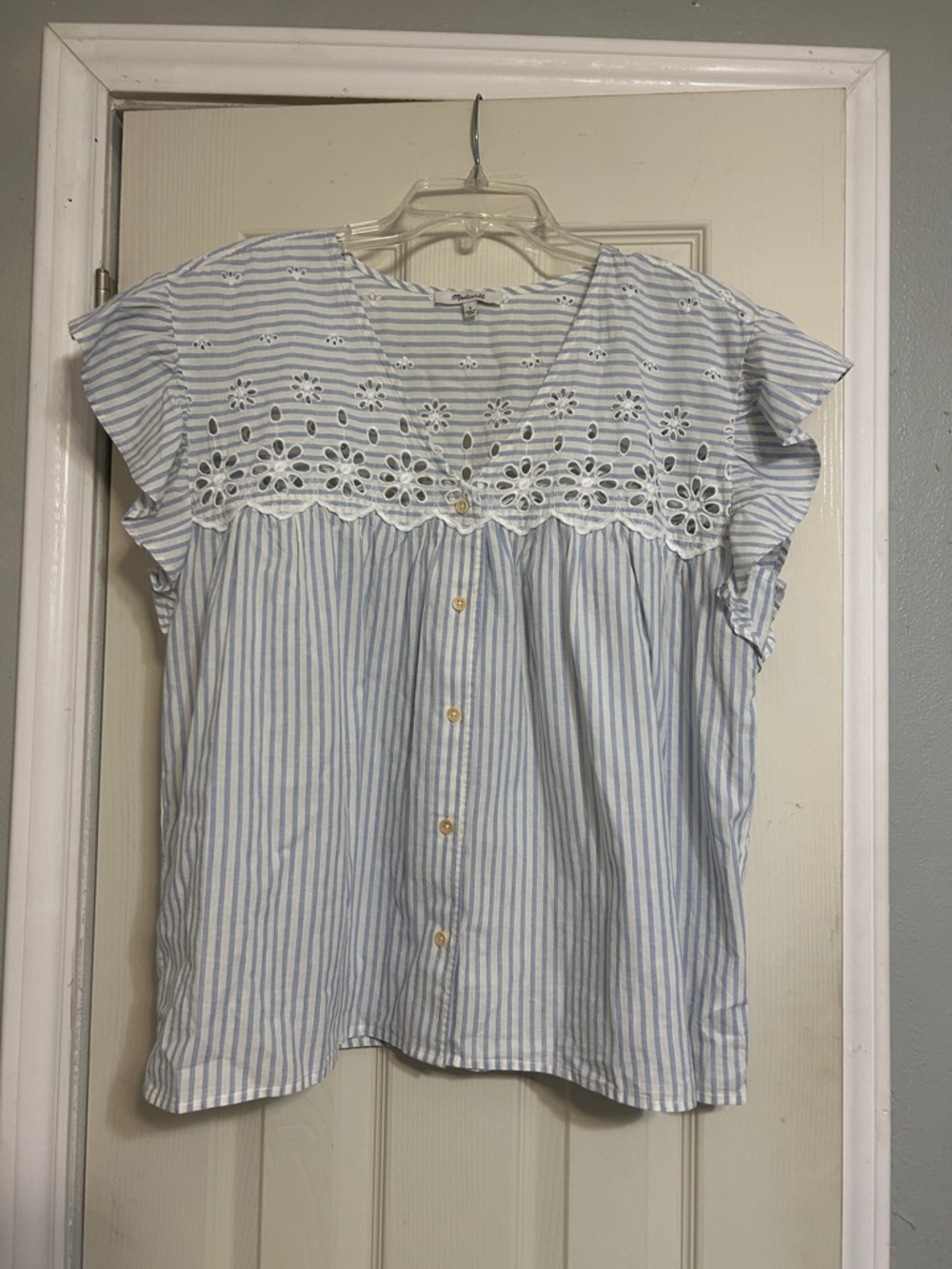 CCO👩🏽‍🎤 2/$25, 3/$30 Madewell stripe eyelet blouse